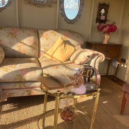 The Pink Cottage Upstairs Suite & Garden Summer Room Whitehead المظهر الخارجي الصورة
