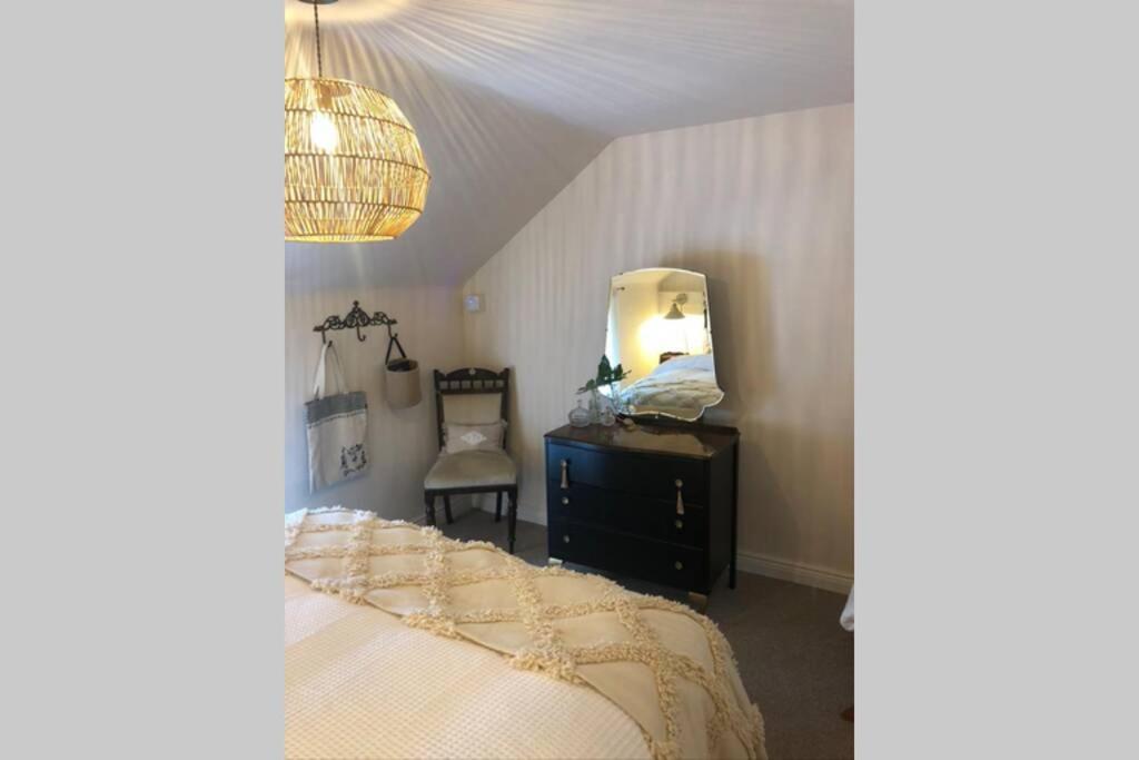 The Pink Cottage Upstairs Suite & Garden Summer Room Whitehead المظهر الخارجي الصورة