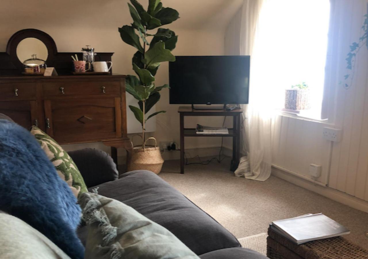 The Pink Cottage Upstairs Suite & Garden Summer Room Whitehead المظهر الخارجي الصورة