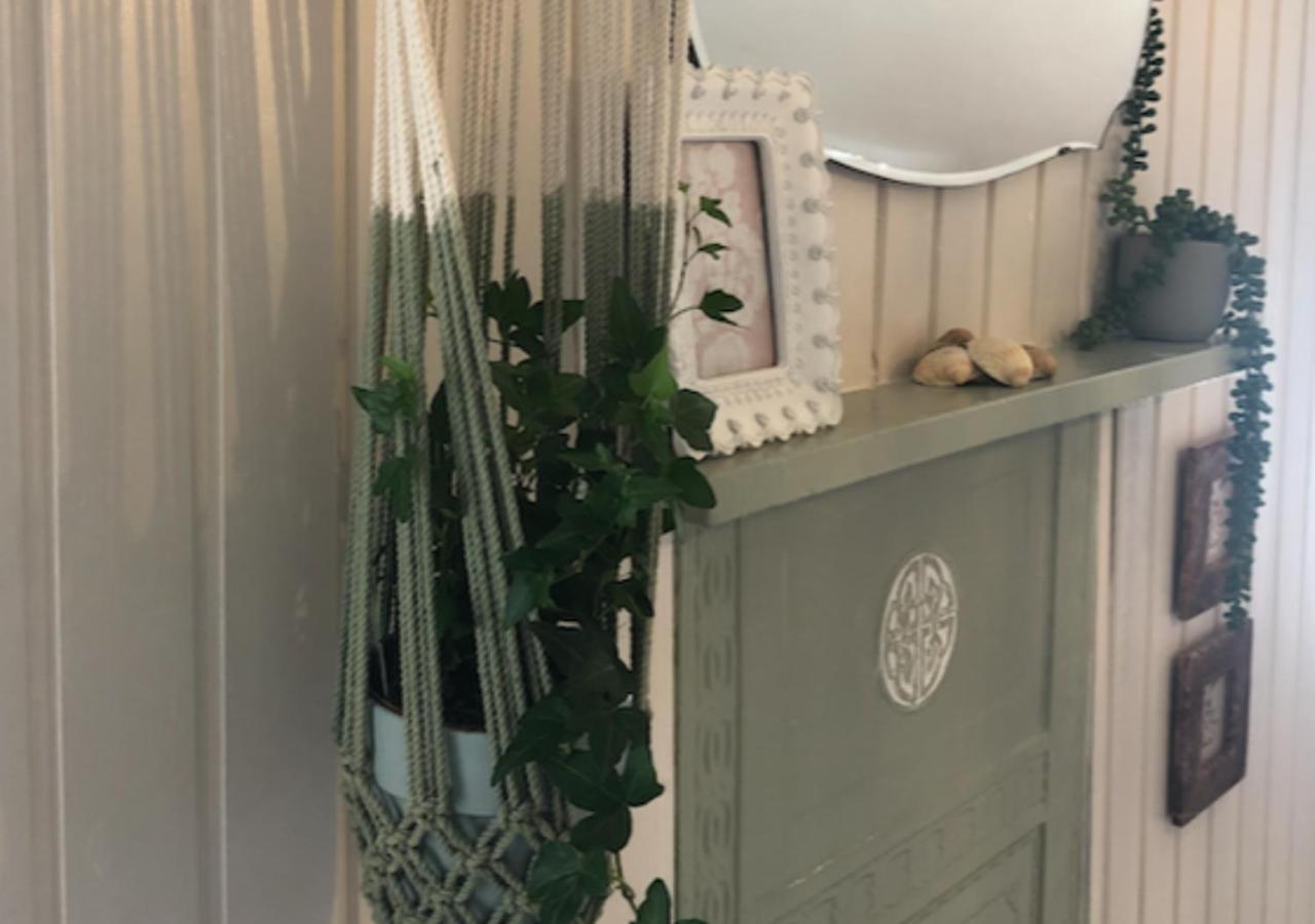 The Pink Cottage Upstairs Suite & Garden Summer Room Whitehead المظهر الخارجي الصورة