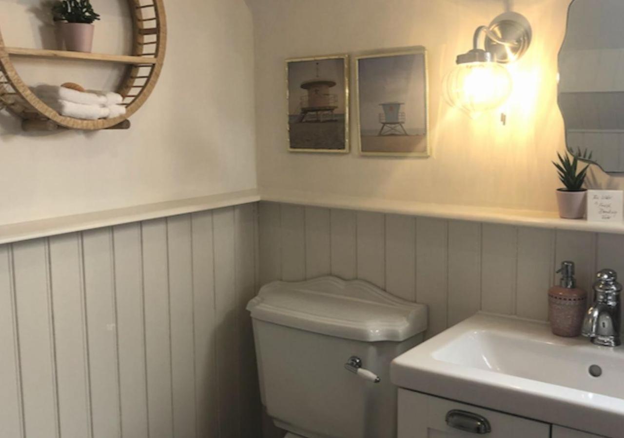 The Pink Cottage Upstairs Suite & Garden Summer Room Whitehead المظهر الخارجي الصورة