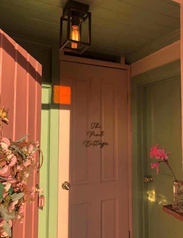 The Pink Cottage Upstairs Suite & Garden Summer Room Whitehead المظهر الخارجي الصورة