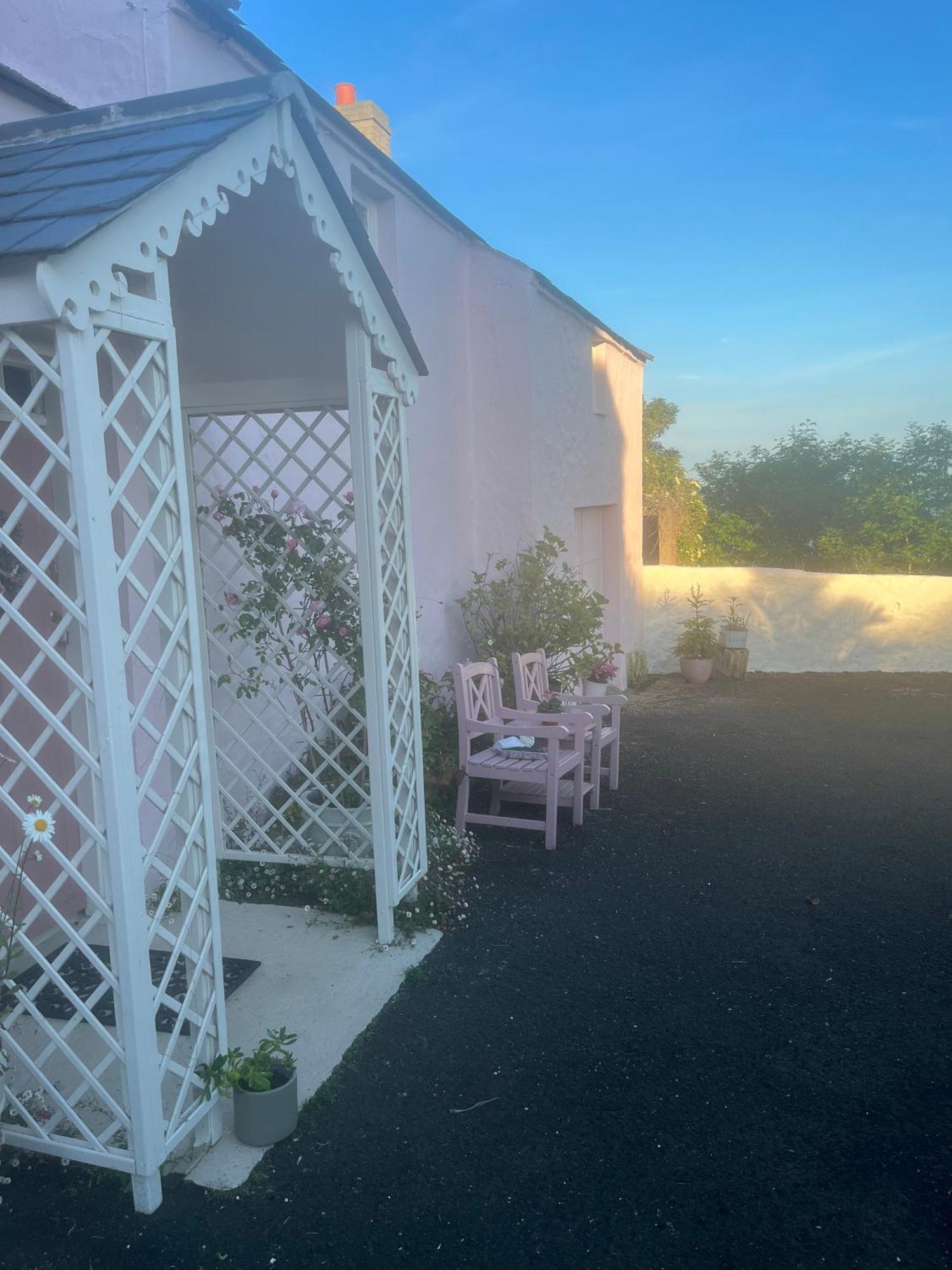The Pink Cottage Upstairs Suite & Garden Summer Room Whitehead المظهر الخارجي الصورة
