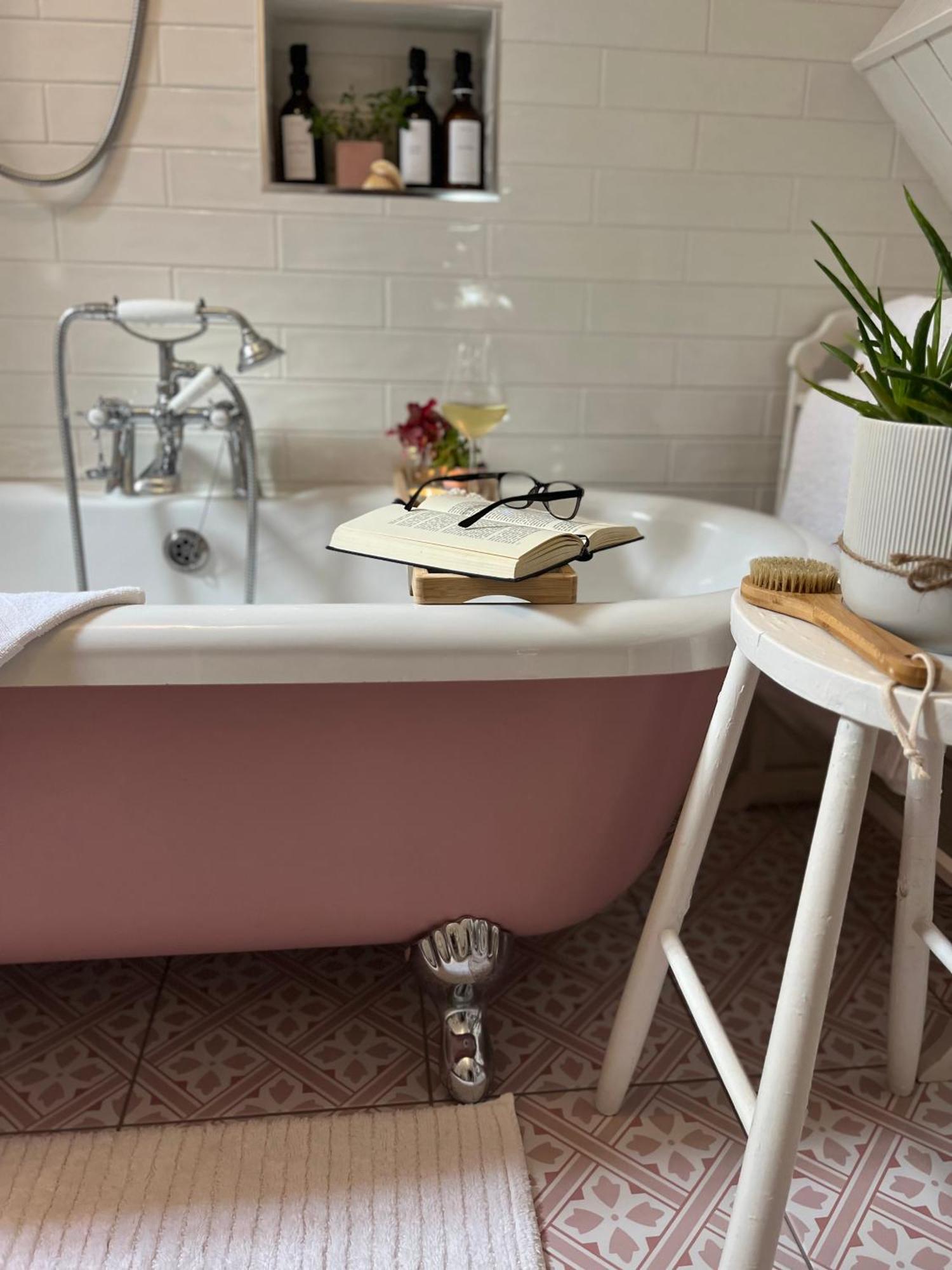 The Pink Cottage Upstairs Suite & Garden Summer Room Whitehead المظهر الخارجي الصورة