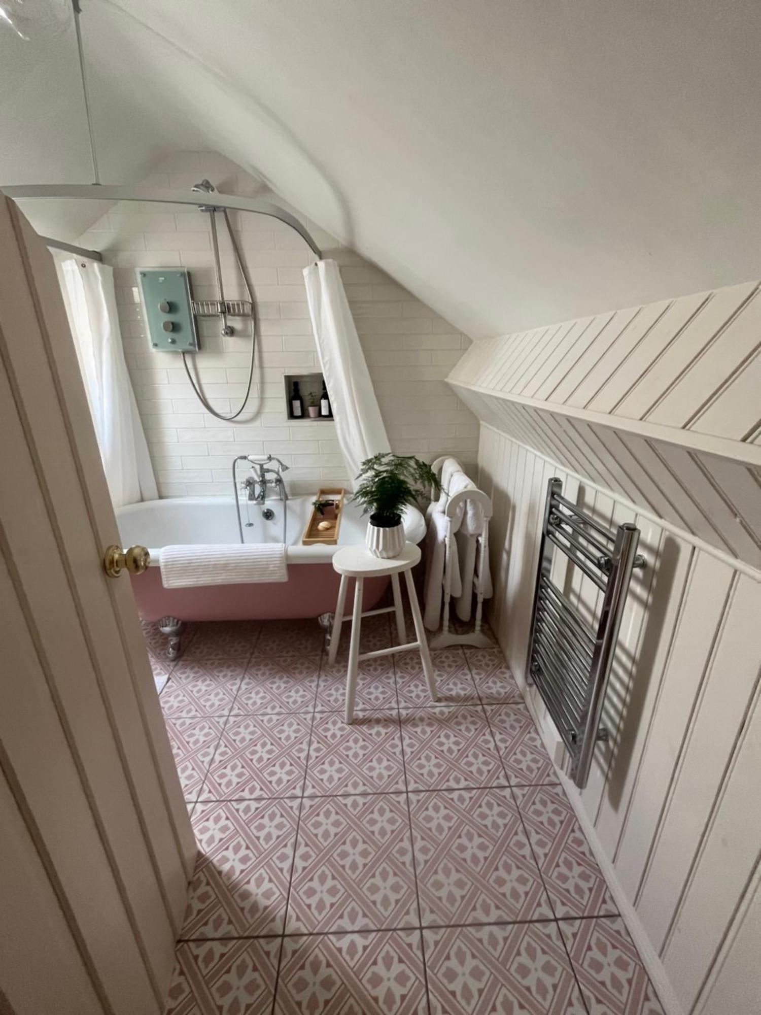The Pink Cottage Upstairs Suite & Garden Summer Room Whitehead المظهر الخارجي الصورة