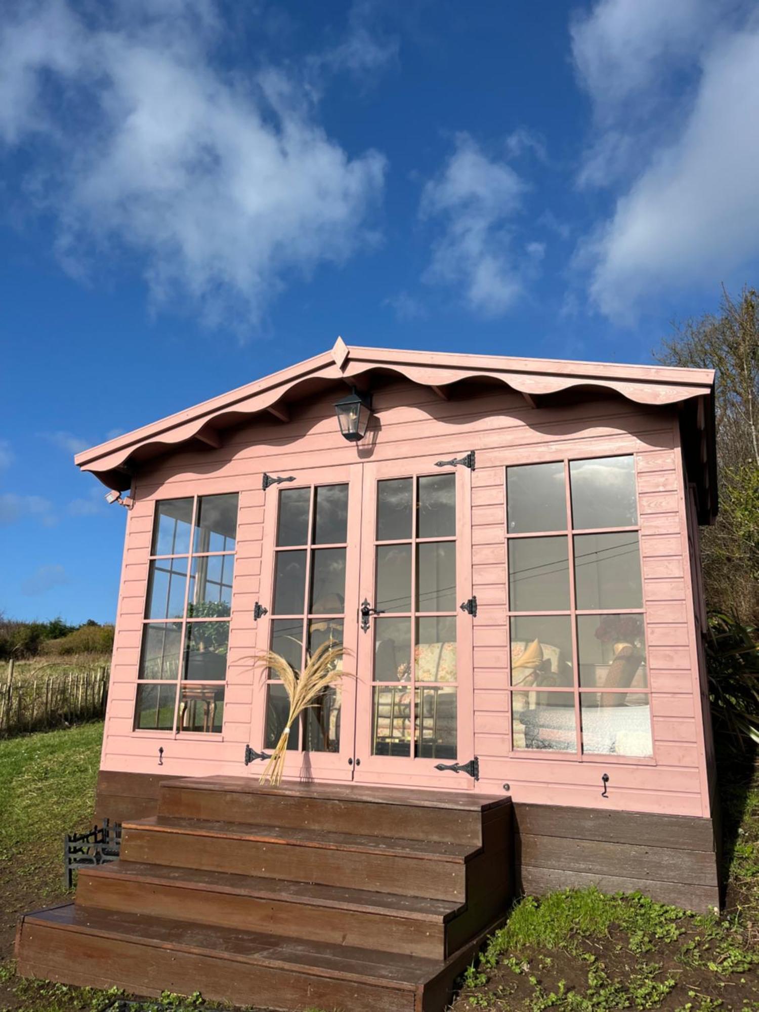 The Pink Cottage Upstairs Suite & Garden Summer Room Whitehead المظهر الخارجي الصورة